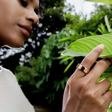 Oura Ring 4. 💍A smart ring that tracks sleep, activity, heart rate, and women's health metrics like cycle tracking.